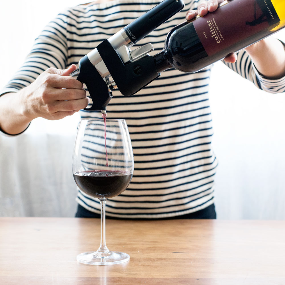 Наливай вина текст. Бутылка с вином. Наливает вино. Вино наливают в бокал. Бутылка наливает.